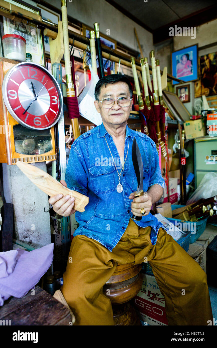 Coltelli tradizionali maker nel nord della Thailandia Foto Stock
