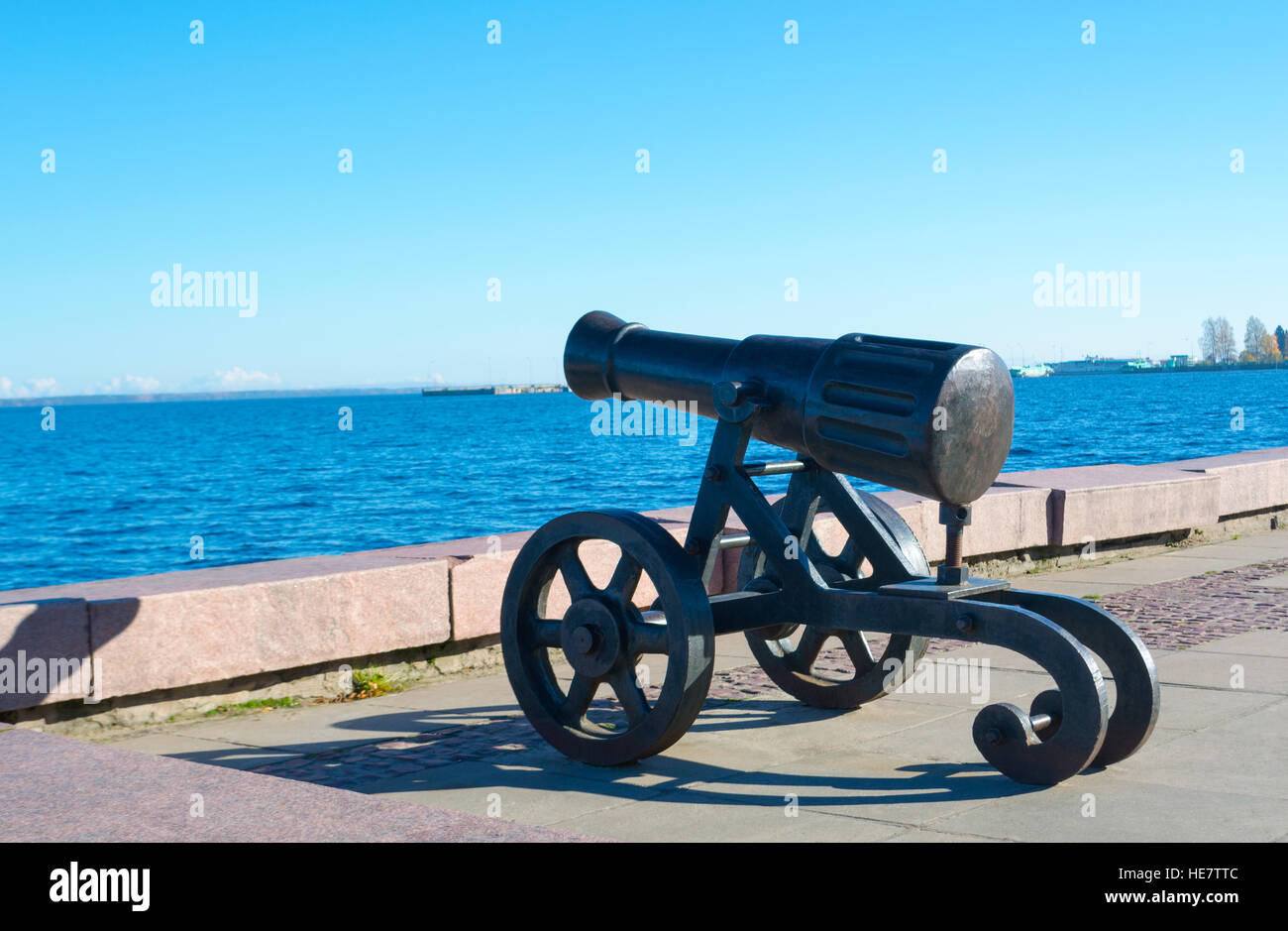 Cannone antico creato presso la fabbrica di Alexander. Situato sul litorale del Lago Onega in Petrozavodsk. È intessuta di potenza e di storia, di coraggio e di fea Foto Stock