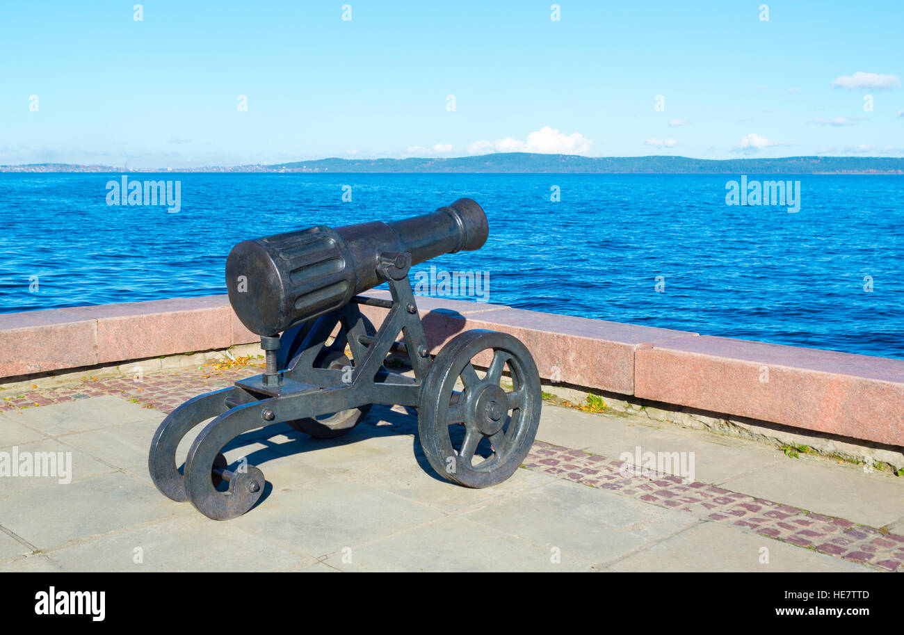 Cannone antico creato presso la fabbrica di Alexander. Situato sul litorale del Lago Onega in Petrozavodsk. Foto Stock