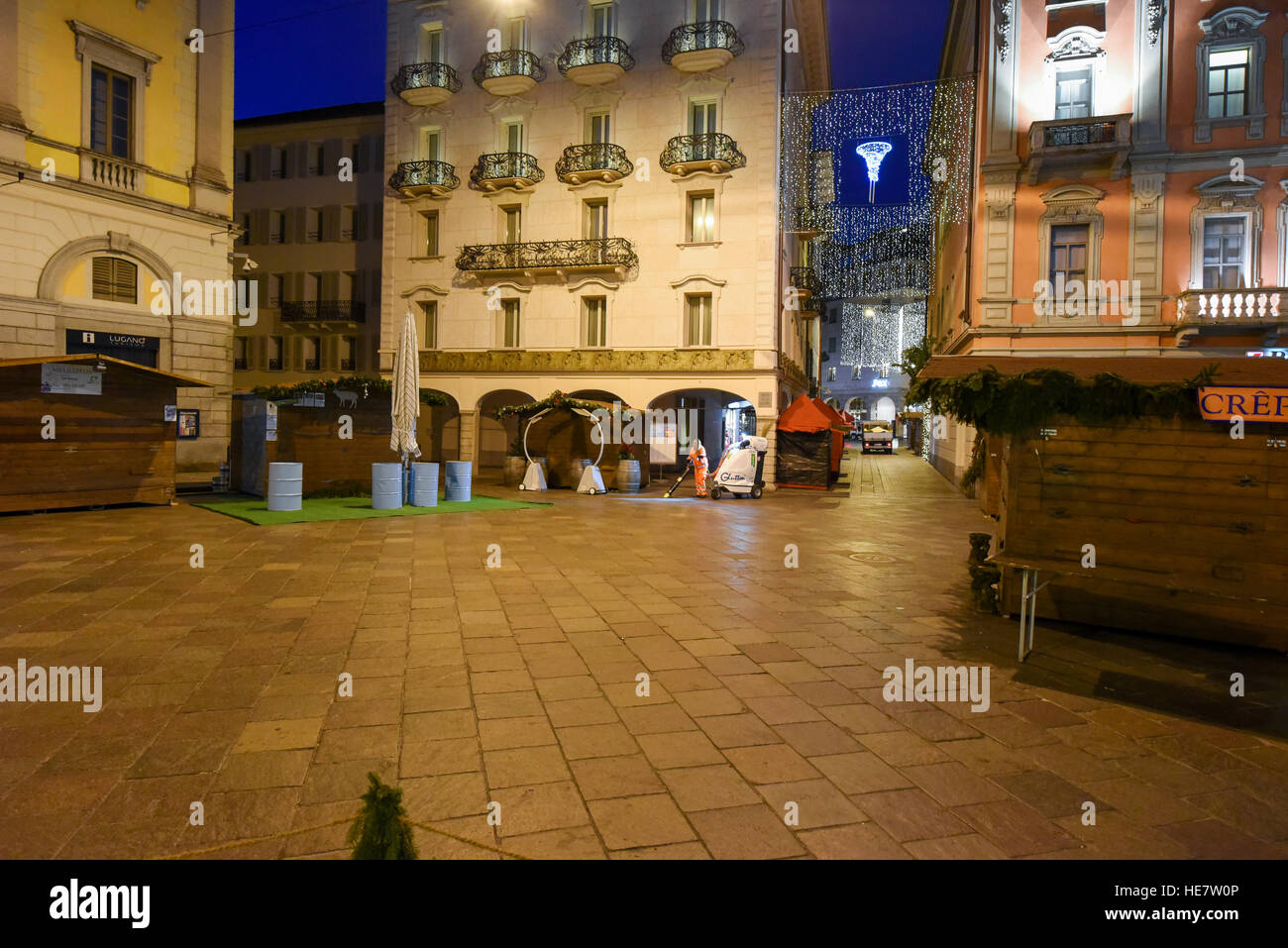 Lugano, Svizzera - 8 Dicembre 2016: donna lavoratrice pulizia della piazza centrale con il mercatino di natale a Lugano in Svizzera Foto Stock