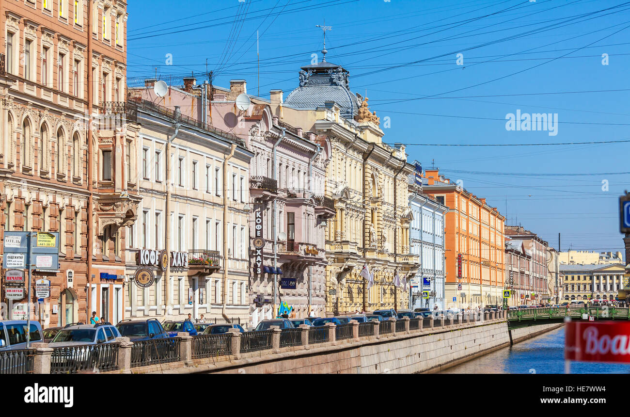 SAINT PETERSBURG, Russia - 26 luglio 2014: la vivace traffico sul terrapieno fiume Moyka con più negozi e ristoranti Foto Stock