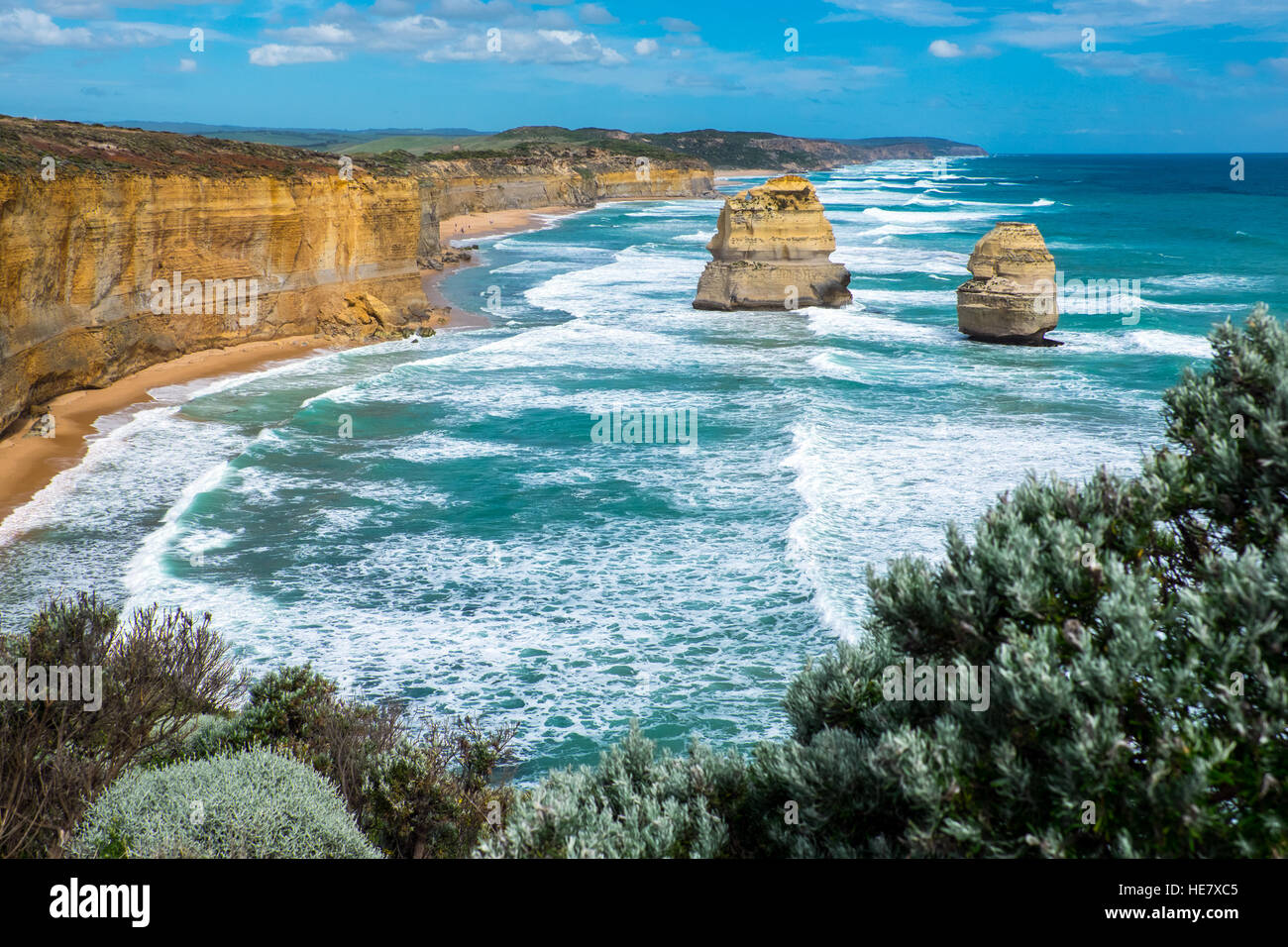 Il mare di pile noti come i Dodici Apostoli sulla Great Ocean Road, Victoria, Australia Foto Stock