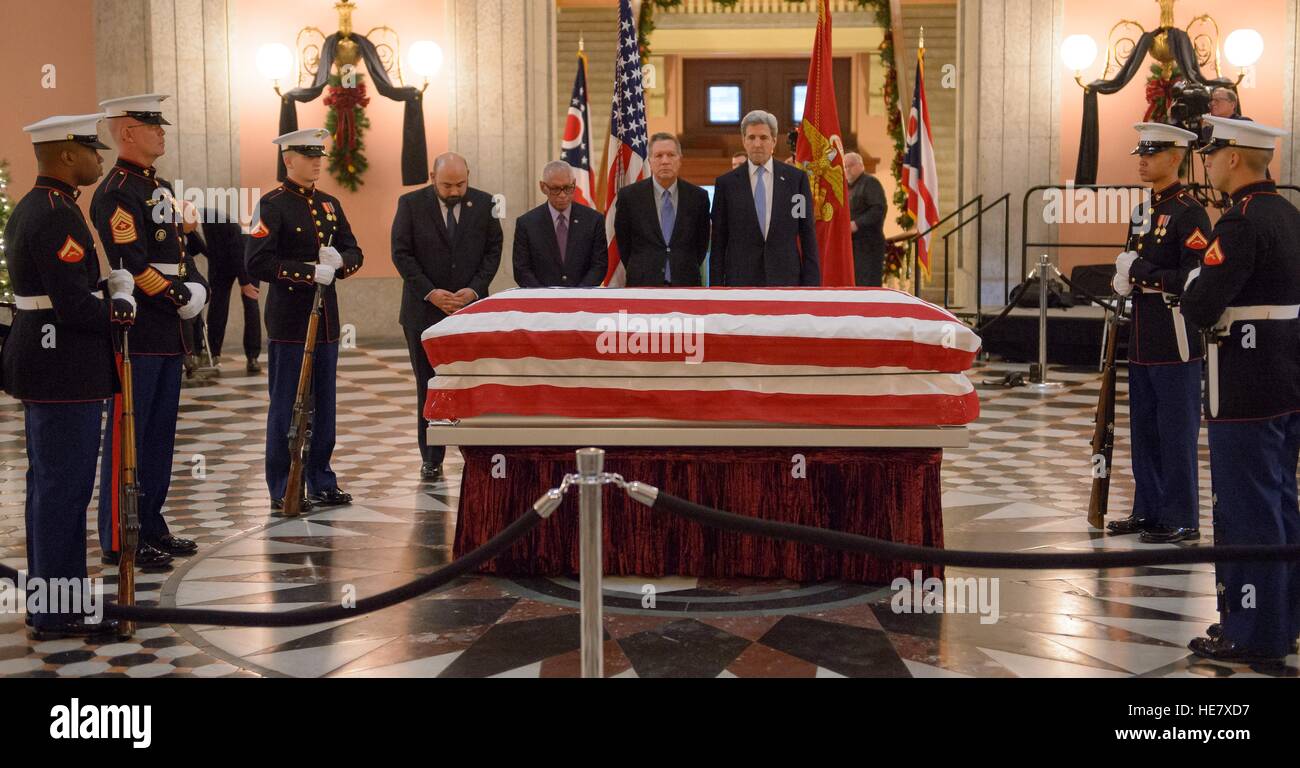 Altoparlante del Ohio Casa di rappresentanti Cliff Rosenberger, sinistra, amministratore della NASA Charles Bolden, Ohio Gov. John Kasich, e il Segretario di Stato John Kerry di pagare i loro rispetti a astronauta e ex senatore John Glenn in riposo all'Ohio Statehouse Dicembre 16, 2016 in Columbus, Ohio. L'ex pilota di Marino, Senatore e primo uomo in orbita attorno alla terra è morto la scorsa settimana all'età di 95. Foto Stock