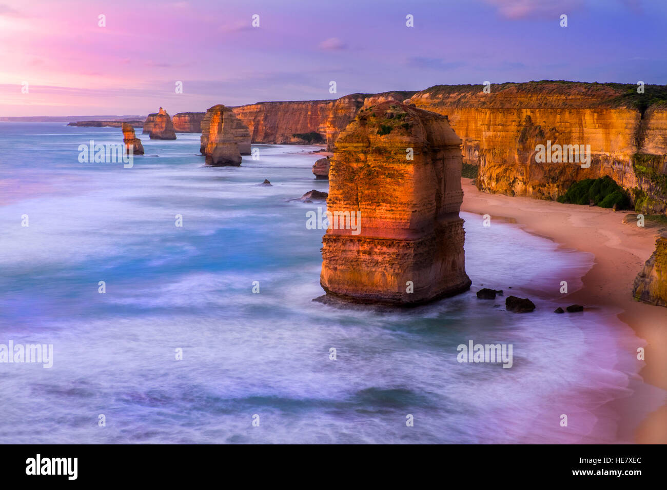 Tramonto al mare di pile noti come i Dodici Apostoli sulla Great Ocean Road, Victoria, Australia Foto Stock