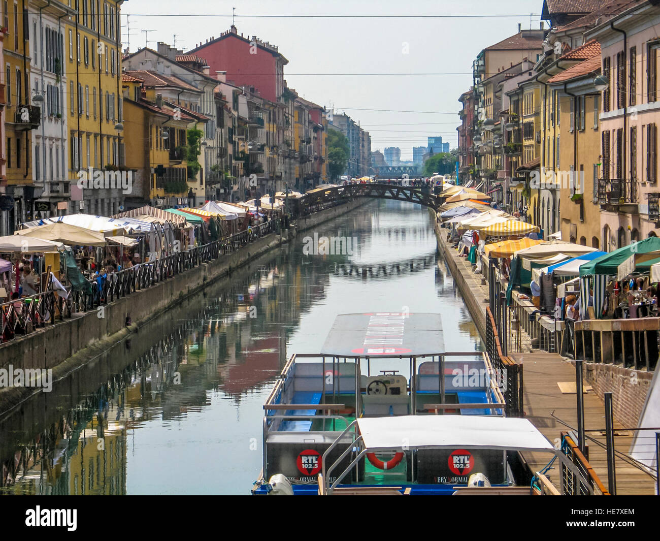 Mercatone dell'Antiquariato (mercato di antiquariato) del Naviglio Grande -  Navigli di Milano, Italia Foto stock - Alamy