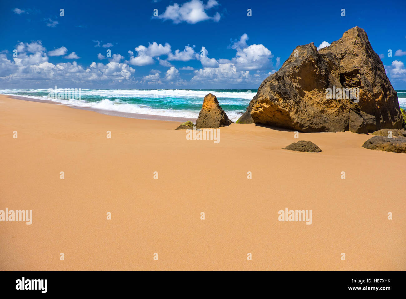 Una grande distesa di sabbia con rocce e cielo blu in Australia Great Ocean Road Foto Stock