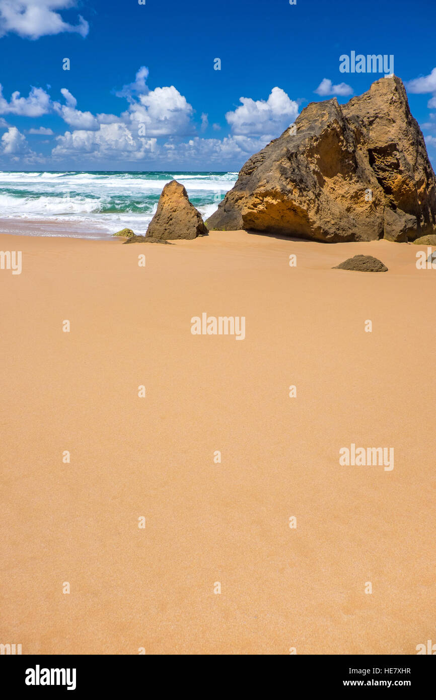 Una grande distesa di sabbia con rocce e cielo blu in Australia Great Ocean Road Foto Stock