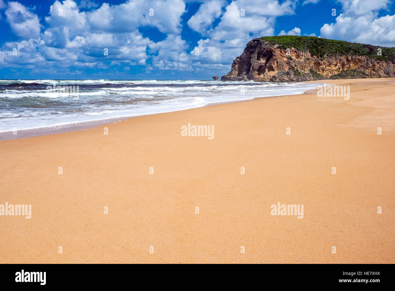 Una grande distesa di sabbia con rocce e cielo blu in Australia Great Ocean Road Foto Stock