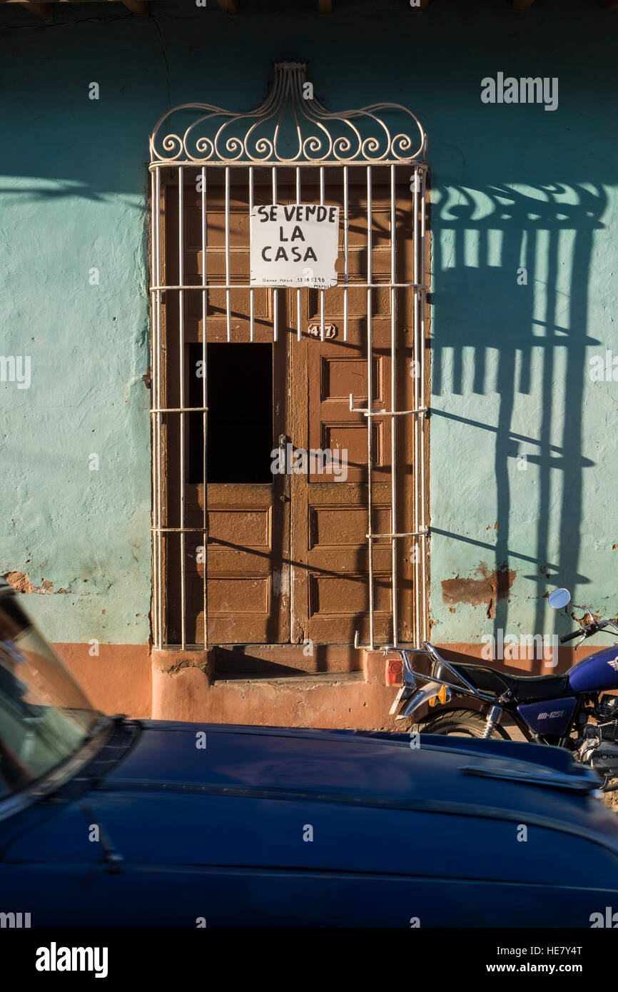 Casa in vendita con le tradizionali finestre sbarrate, Trinidad, Cuba Foto Stock