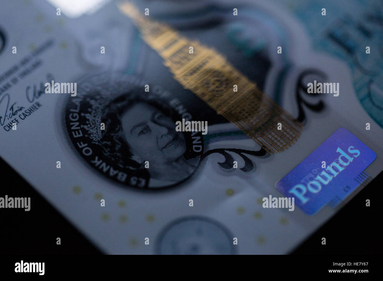 Luce bassa la foto mostra l'ologramma e vedere attraverso la sezione del nuovo polimero £5 nota (2016) Foto Stock