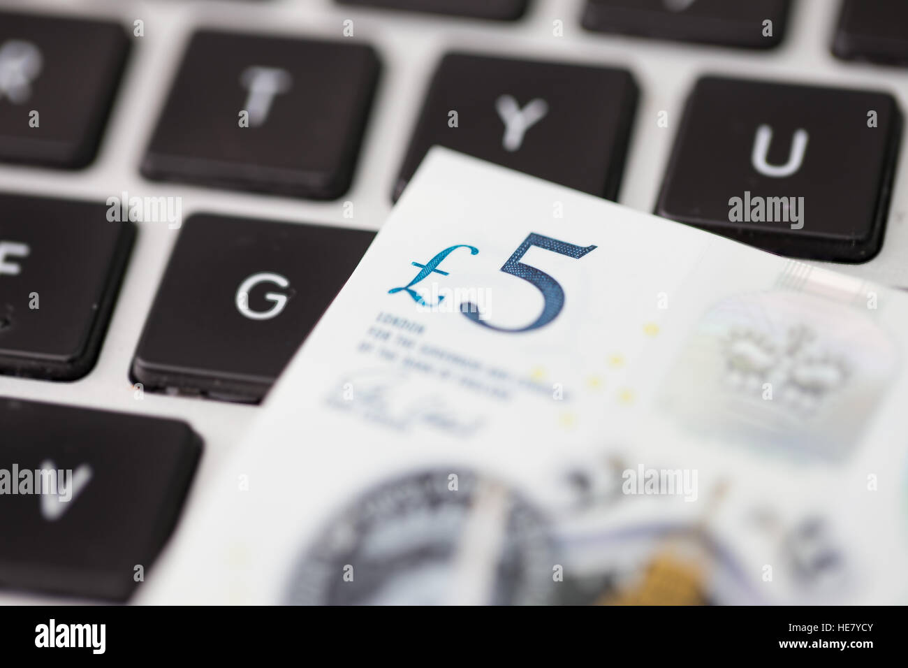 Il nuovo polimero 2016 cinque pound nota sulla tastiera di un computer Foto Stock