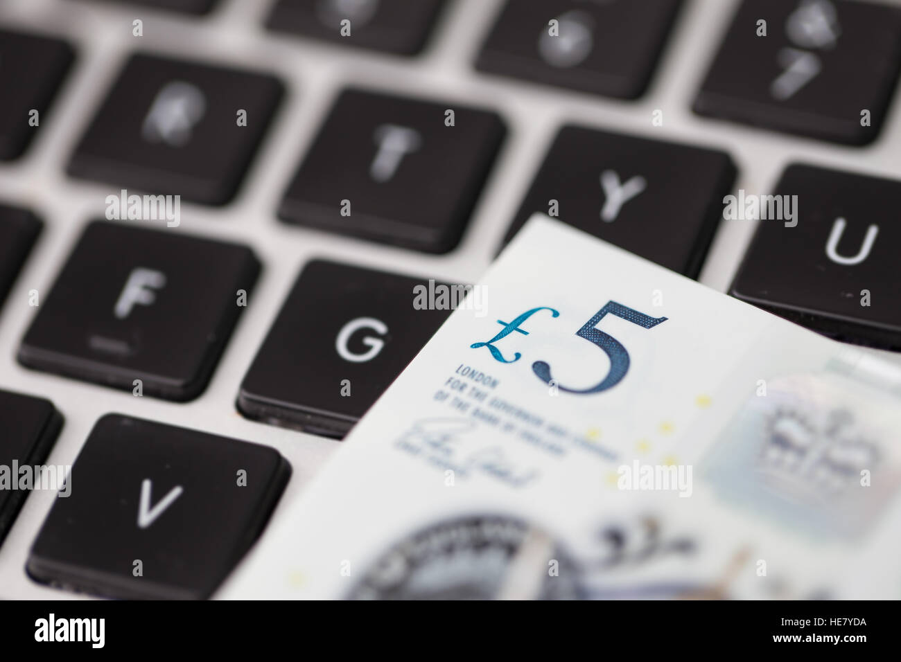 Il nuovo polimero 2016 cinque pound nota sulla tastiera di un computer Foto Stock