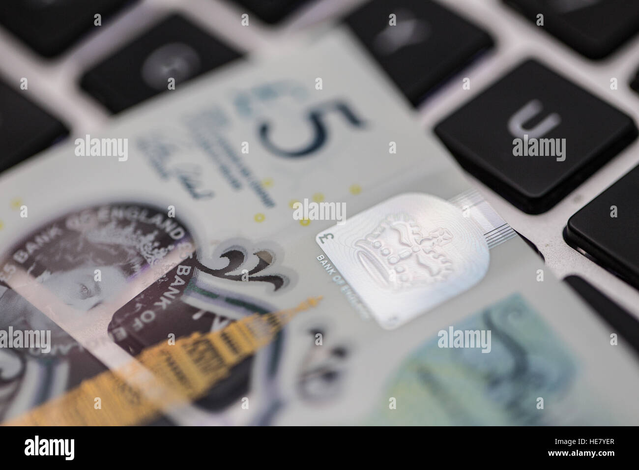 Il nuovo polimero 2016 cinque pound nota sulla tastiera di un computer Foto Stock