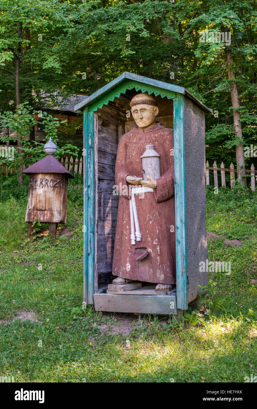 Beehive in forma di monaco, apiario, Pogorzanie (Polacco Uplanders) gruppo etnico, architettura rurale Museo a Sanok, Malopolska, Polonia Foto Stock