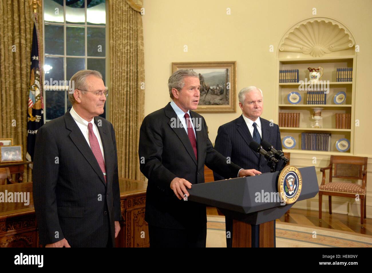 Stati Uniti Il Segretario della Difesa Donald Rumsfeld (sinistra), il Presidente George Bush e il Segretario della Difesa Robert Gates parla alla nazione nel corso di una conferenza stampa della Casa Bianca Sala Est Novembre 8, 2006 a Washington, DC. Foto Stock