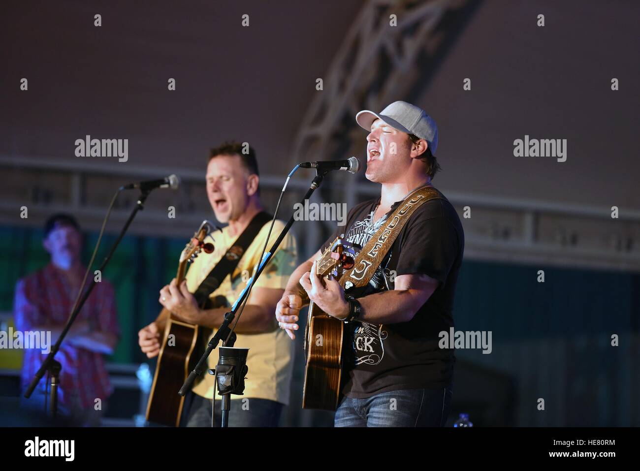 Il chitarrista Timothy Teague (sinistra) e della musica country cantante Jerrod Niemann eseguire per le truppe degli stati uniti in corrispondenza di una Guardia nazionale OSU Tour Maggio 18, 2016 in Kuwait. Foto Stock