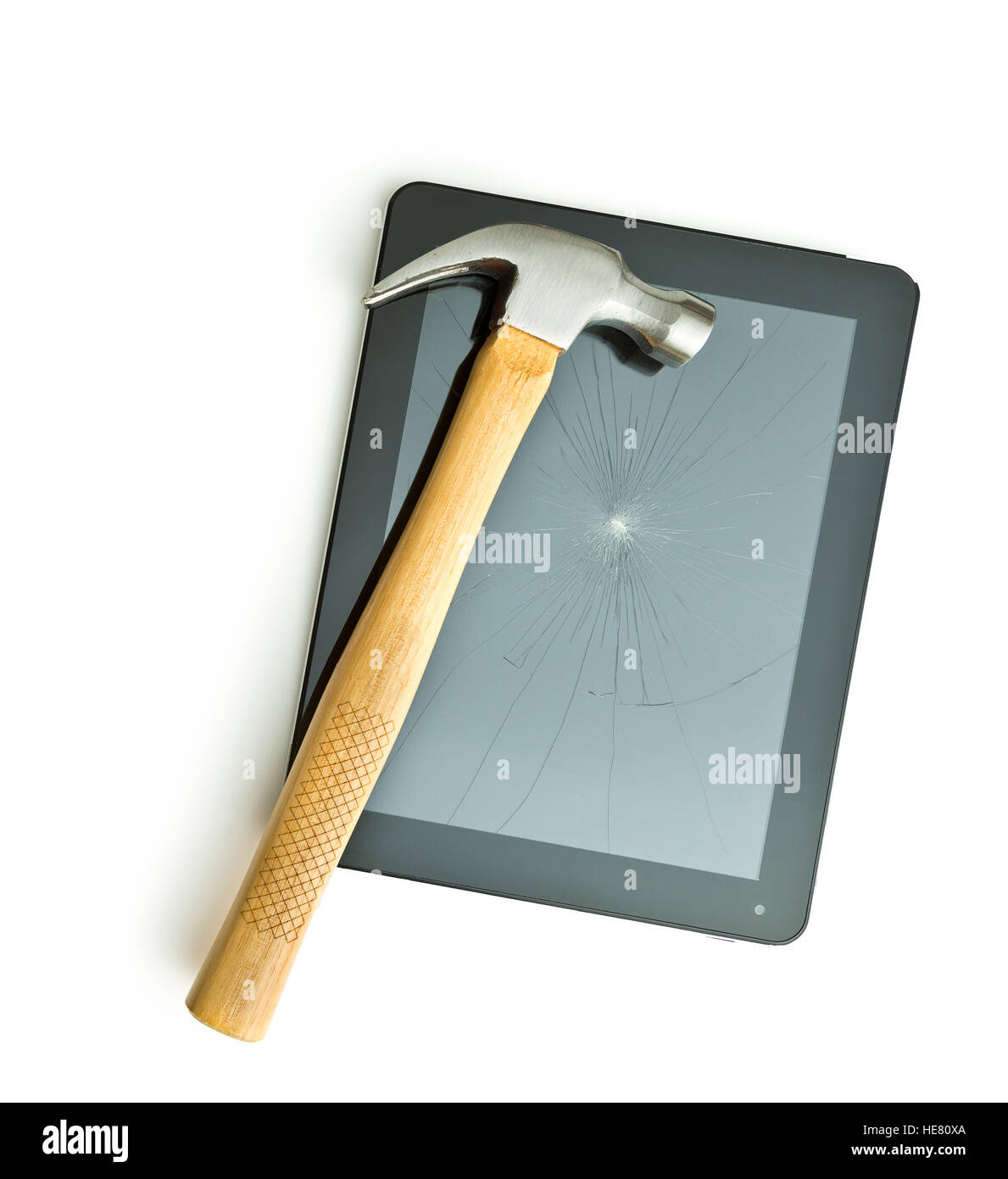 Tablet schermo rotto con un martello. Isolato su sfondo bianco. Foto Stock