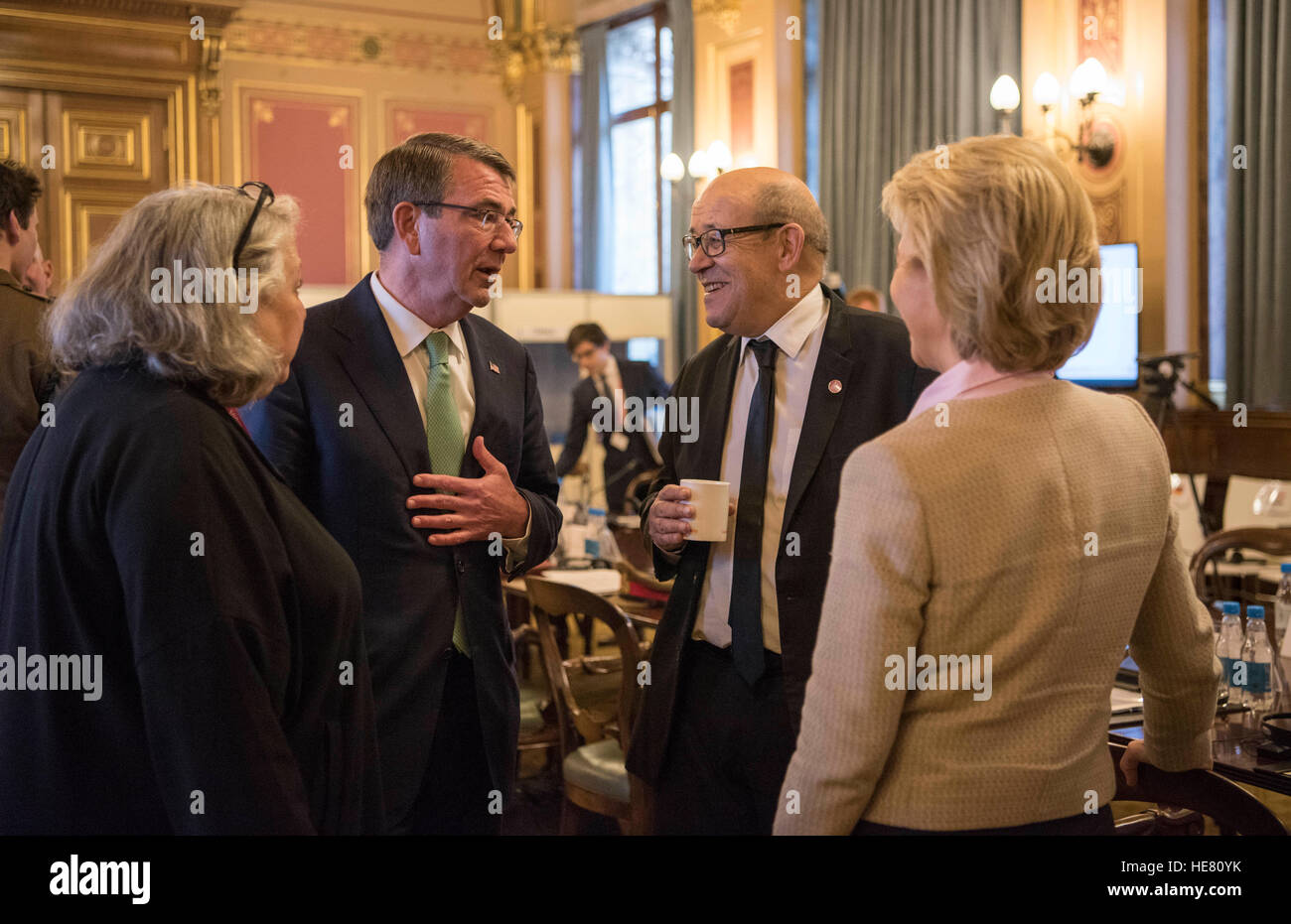 Stati Uniti Il Segretario della Difesa Ashton Carter i colloqui con il Ministro francese della Difesa Jean-Yves Le Drian (secondo da destra) e il ministro della Difesa tedesco, Ursula von der Leyen (destra) prima che la coalizione globale per contrastare ISIL 15 Dicembre 2016 a Londra, Inghilterra. Foto Stock
