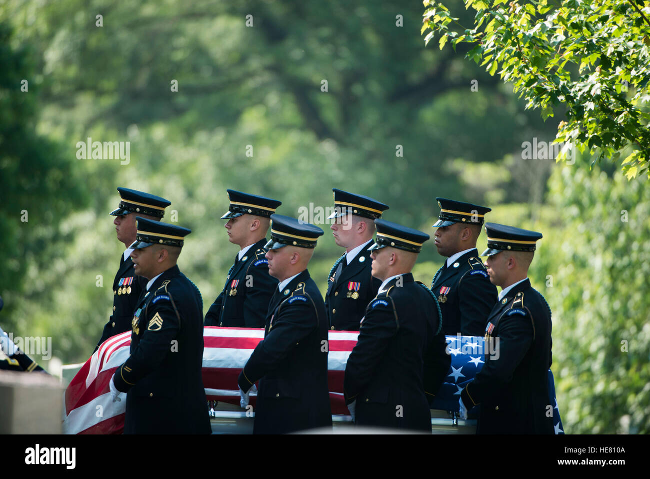 Stati Uniti Vecchia Guardia scrigno Team pallbearers portano lo scrigno di una guerra mondiale II veterano durante un servizio graveside al Cimitero Nazionale di Arlington, Giugno 1, 2016 in Arlington, Virginia. Foto Stock