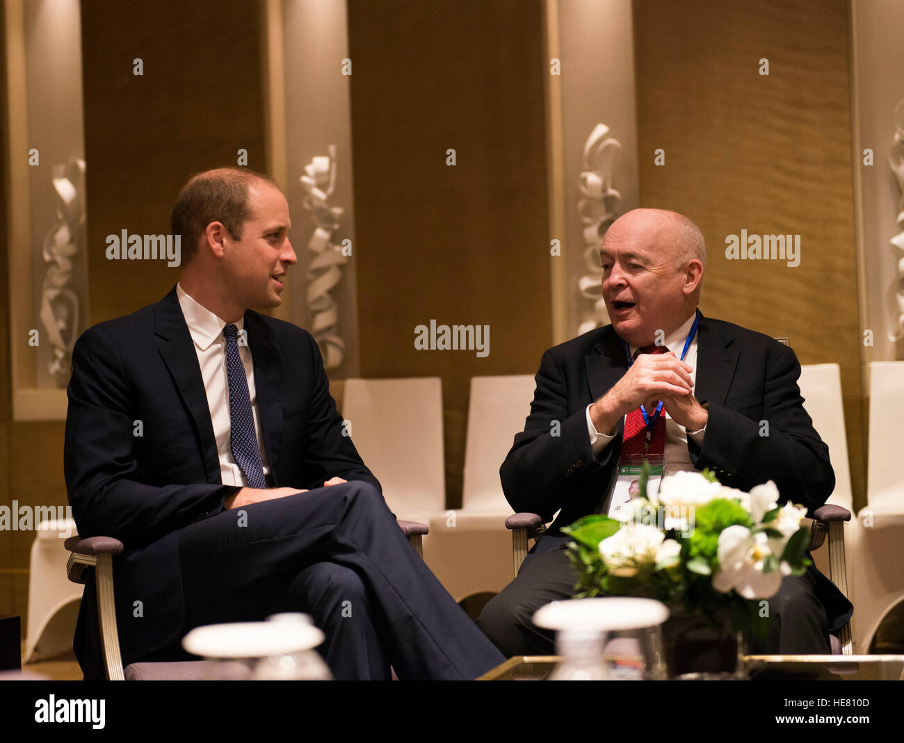 Il principe William, duca di Cambridge e gli Stati Uniti Attorney General John Cruden parla durante la conferenza di Hanoi illegale sul commercio di specie selvatiche al Lotte Hotel Hanoi Novembre 17, 2016 ad Hanoi, Vietnam. Foto Stock