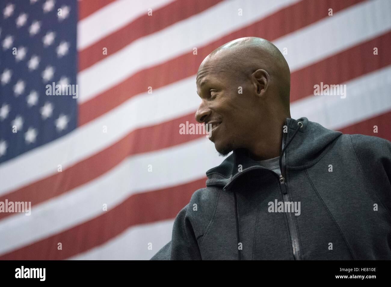 Ex professional NBA Basketball player Ray Allen parla ai soldati degli Stati Uniti durante l'OSU Tour vacanza al Bagram Air Base Dicembre 7, 2016 in Bagram, Afghanistan. Foto Stock