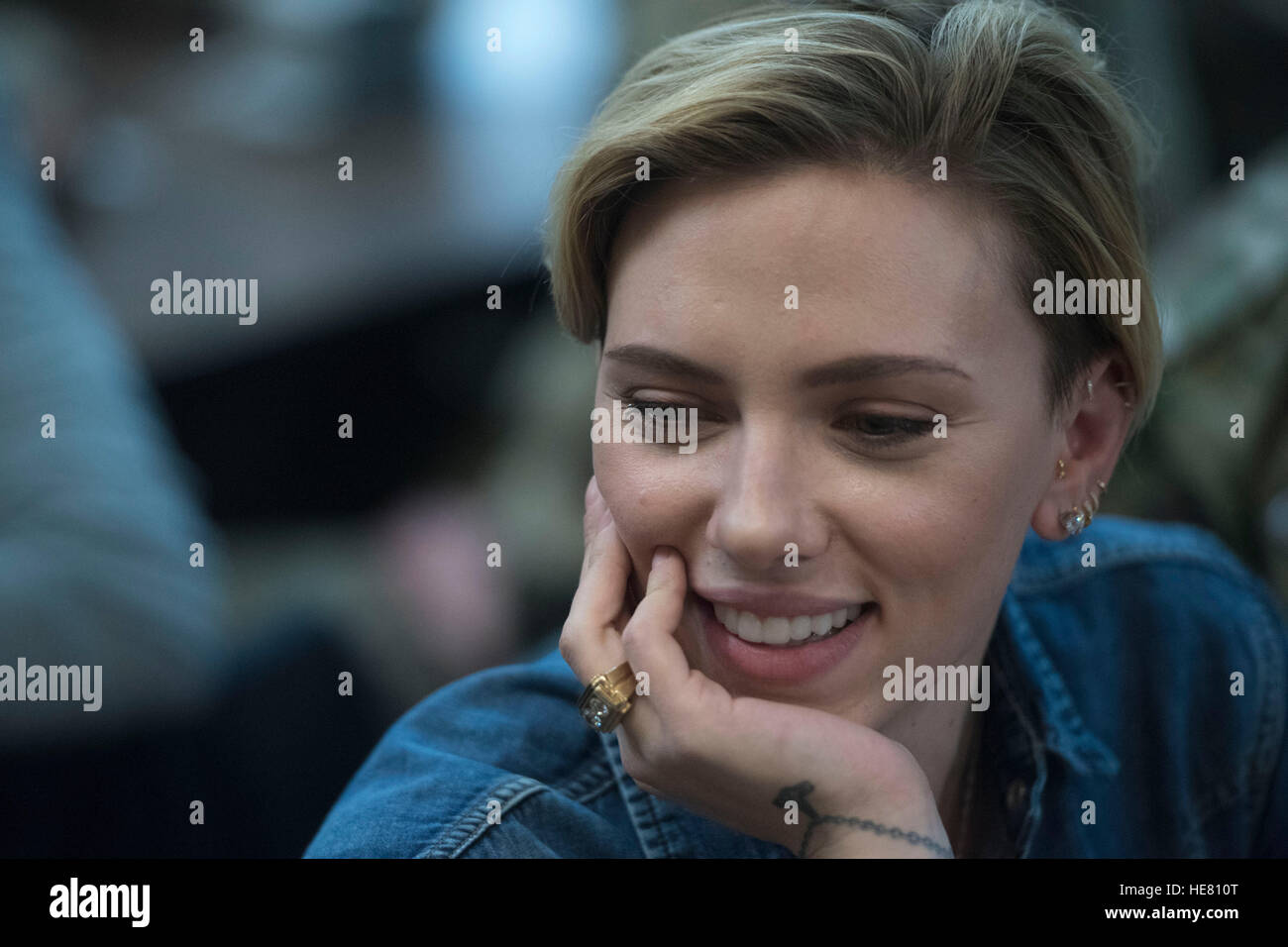 L'attrice Scarlett Johansson si incontra con i soldati degli Stati Uniti durante un innesto di truppa al funzionamento in avanti Gambrei di base per l'uso Tour Vacanza Dicembre 7, 2016 in Gambrei, Afghanistan. Foto Stock