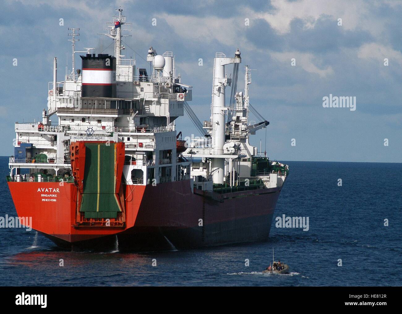 Stati Uniti i marinai a bordo di una rigida-scafo gommone approccio il mercante di Singapore nave avatar durante una cooperazione a galla la prontezza e la formazione esercizio luglio 15, 2010 nel Mare della Cina del Sud. Foto Stock Stati Uniti i marinai a bordo di una rigida-scafo gommone approccio il mercante di Singapore nave avatar durante una cooperazione a galla la prontezza e la formazione esercizio luglio 15, 2010 nel Mare della Cina del Sud. Foto Stock