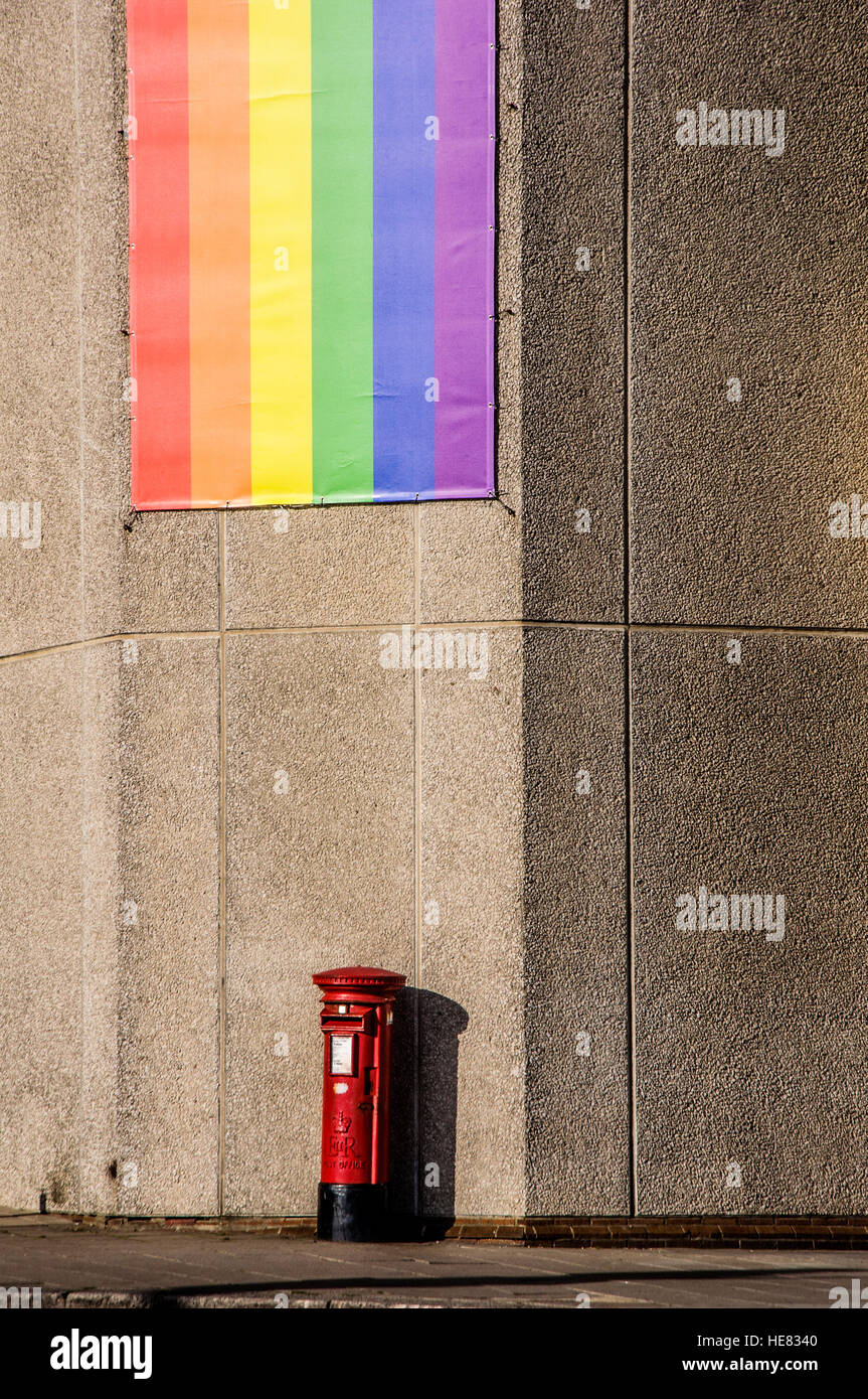 Immagine della bandiera di orgoglio e la tradizionale cassetta postale in Brighton durante il Pride Festival Foto Stock