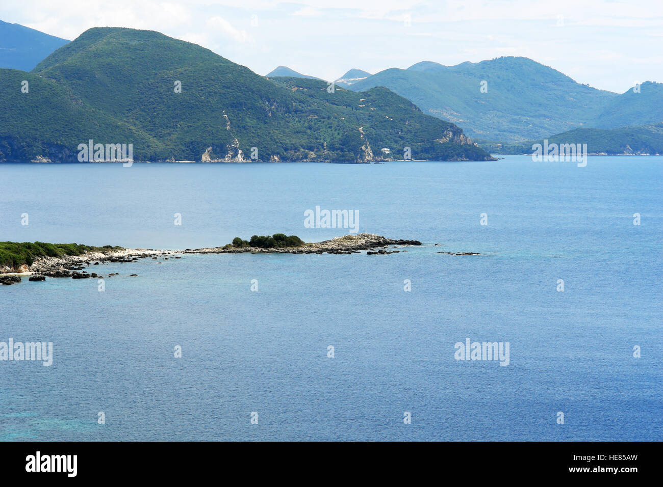 Paesaggio con montagne e mare blu in Grecia. Foto Stock