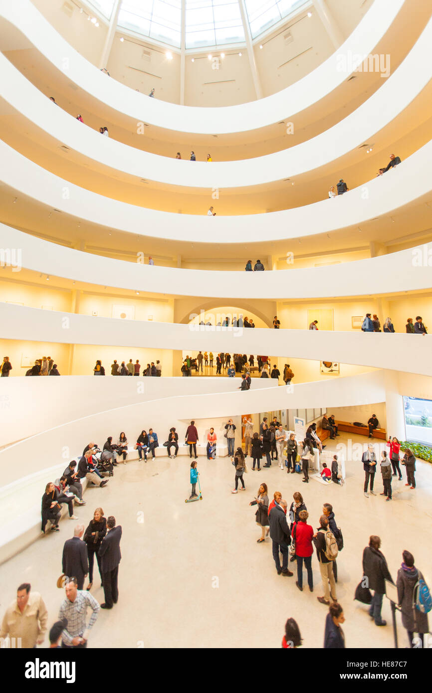 La Rotunda a spirale all'interno del Museo Guggenheim, Fifth Avenue, Manhattan, New York City, Stati Uniti d'America. Foto Stock