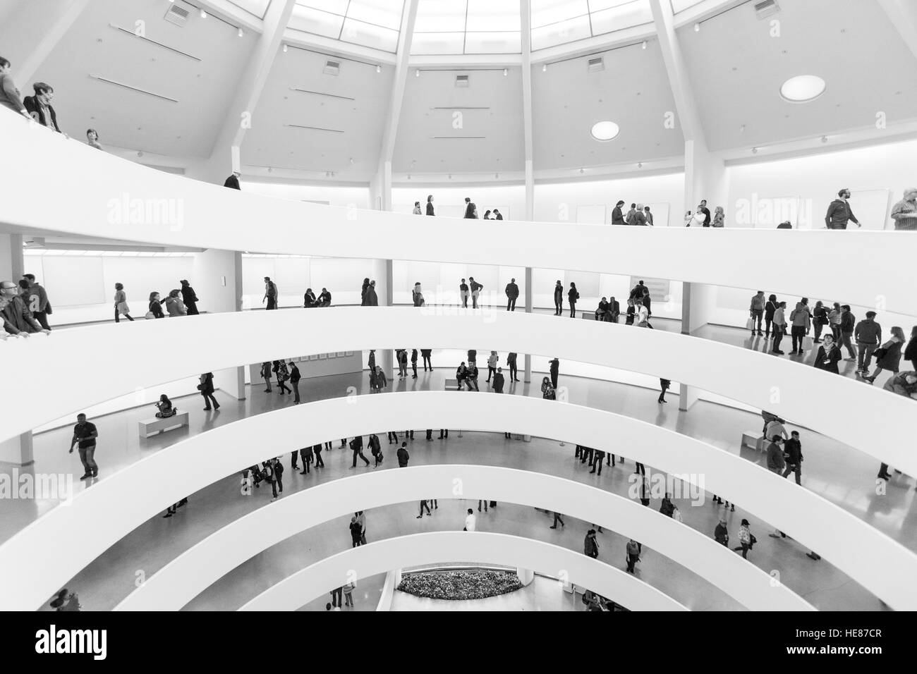 La Rotunda a spirale all'interno del Museo Guggenheim, Fifth Avenue, Manhattan, New York City, Stati Uniti d'America. Foto Stock