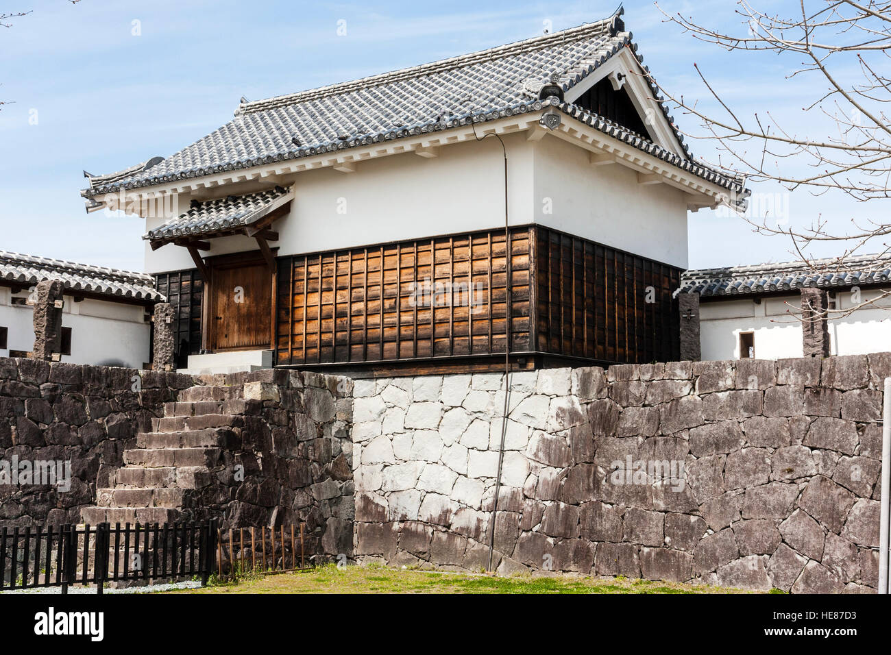 Giappone, Castello di Kumamoto. Hitsuji Saru Yagura, su un unico piano torretta, con gradini in pietra e Ishigaki in pietra e pareti dobei. Prima del terremoto del 2016. Foto Stock