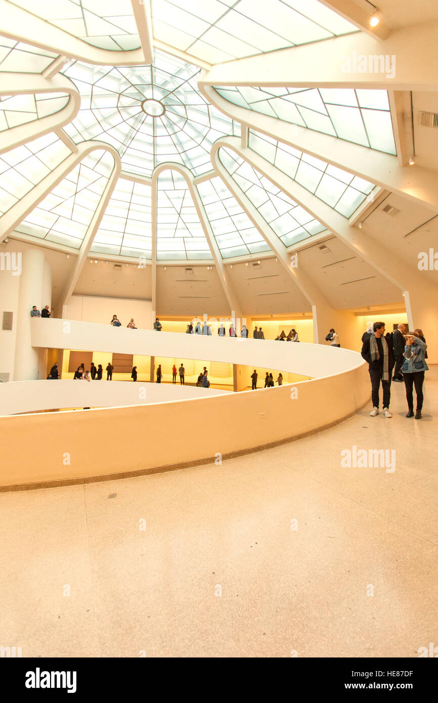 La Rotunda a spirale all'interno del Museo Guggenheim, Fifth Avenue, Manhattan, New York City, Stati Uniti d'America. Foto Stock