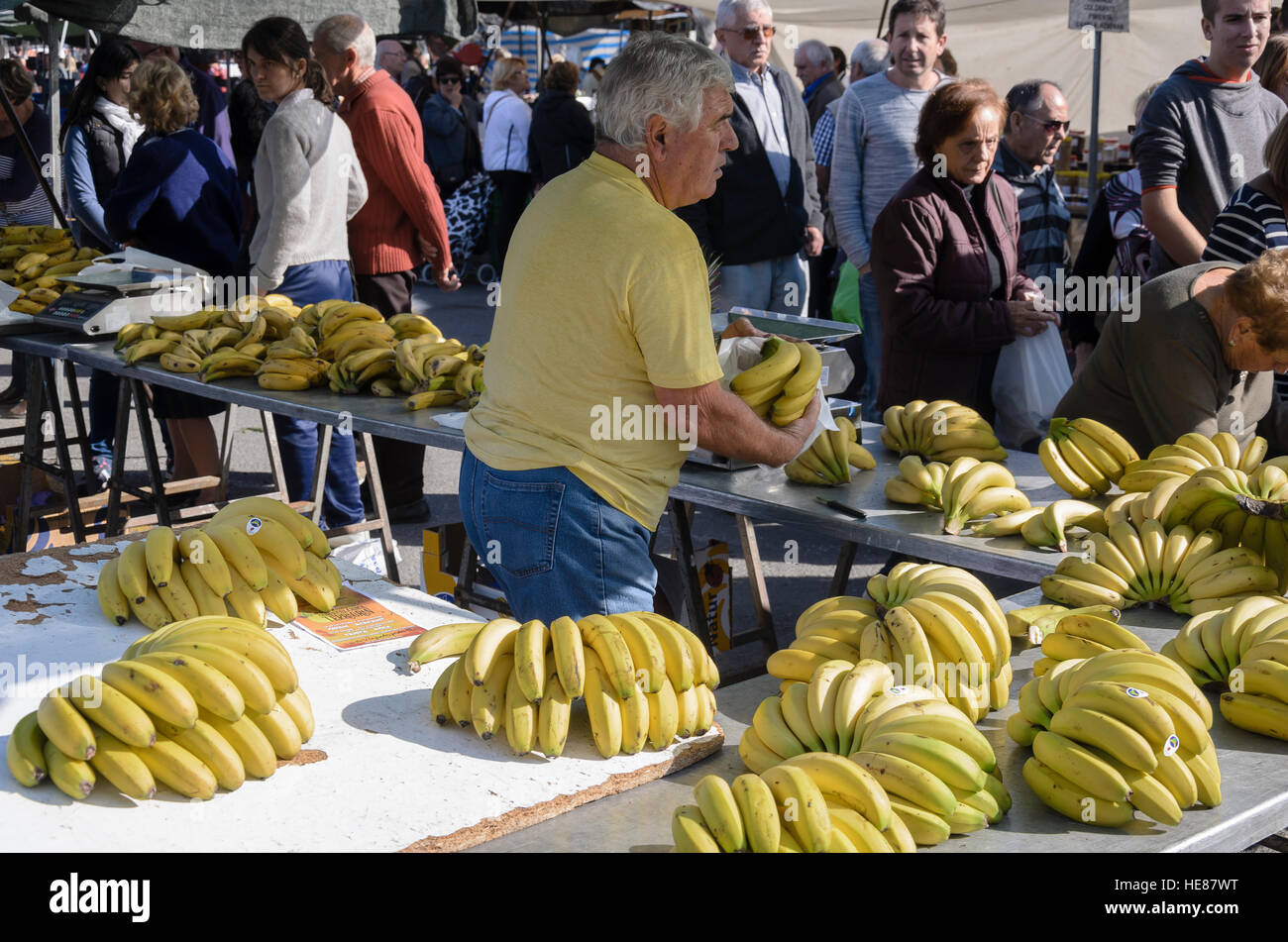 Una Santa Pola piccolo mercato vista con banane store, provincia di Alicante, Spagna. Foto Stock