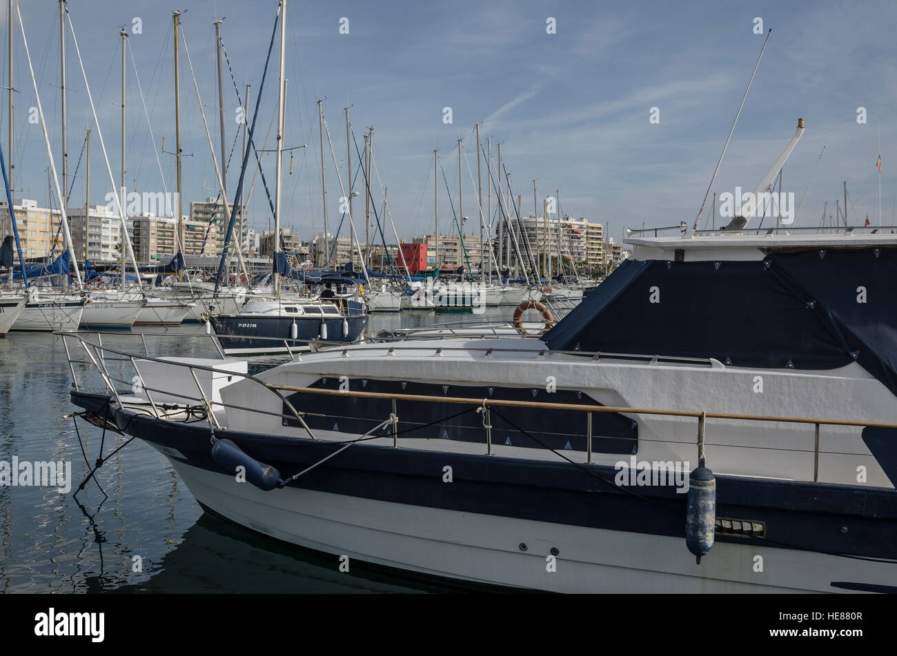 Una barca blu in Santa Pola club nautico, provincia di Alicante, Spagna. Foto Stock