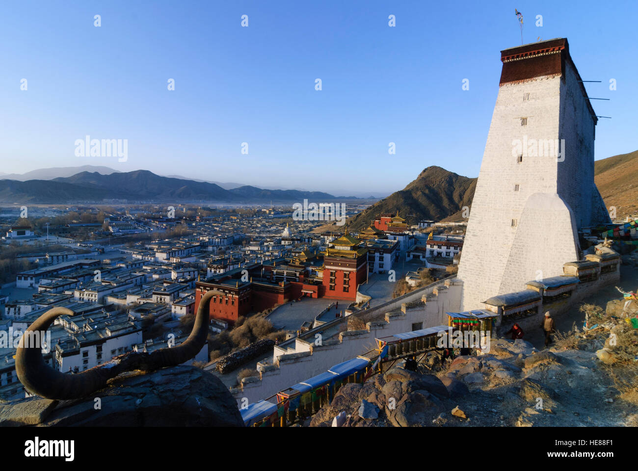 Shigatse (Xigaze): Monastero Tashilhunpo (sede del Panchen Lama); Thangka (scorri) parete (destra); Yak corna sulla pietra, Tibet, Cina Foto Stock