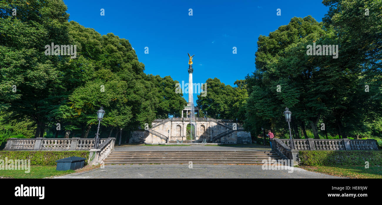 Massimiliano Park con Angelo della pace e la fontana dei Delfini, Monaco di Baviera, Baviera, Baviera, Germania Foto Stock