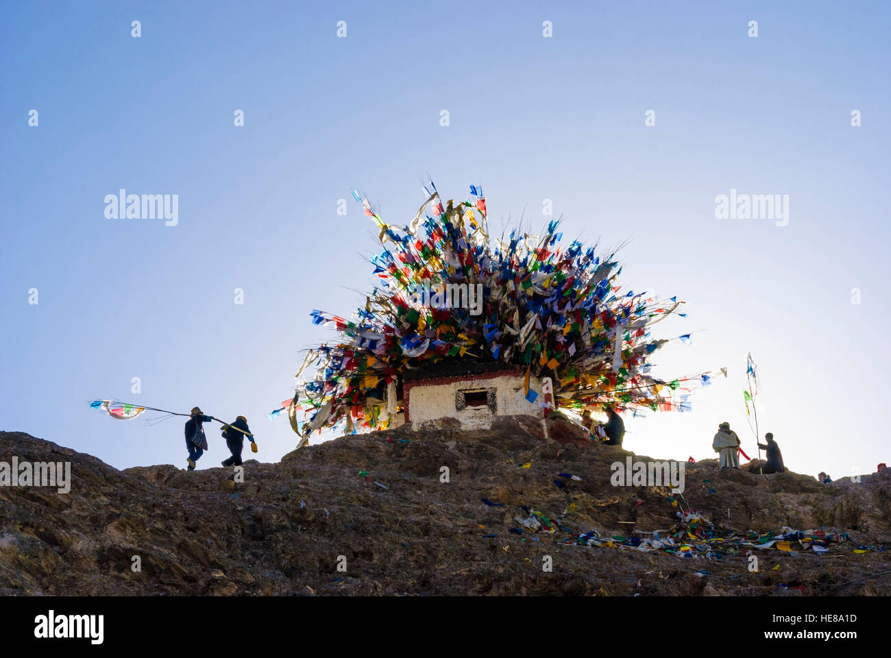 Gyantse: Cottage con bandiere di preghiera; tibetani portare nel periodo del nuovo anno tibetano nuovi poli con bandiere di preghiera al tetto, Tibet, Cina Foto Stock