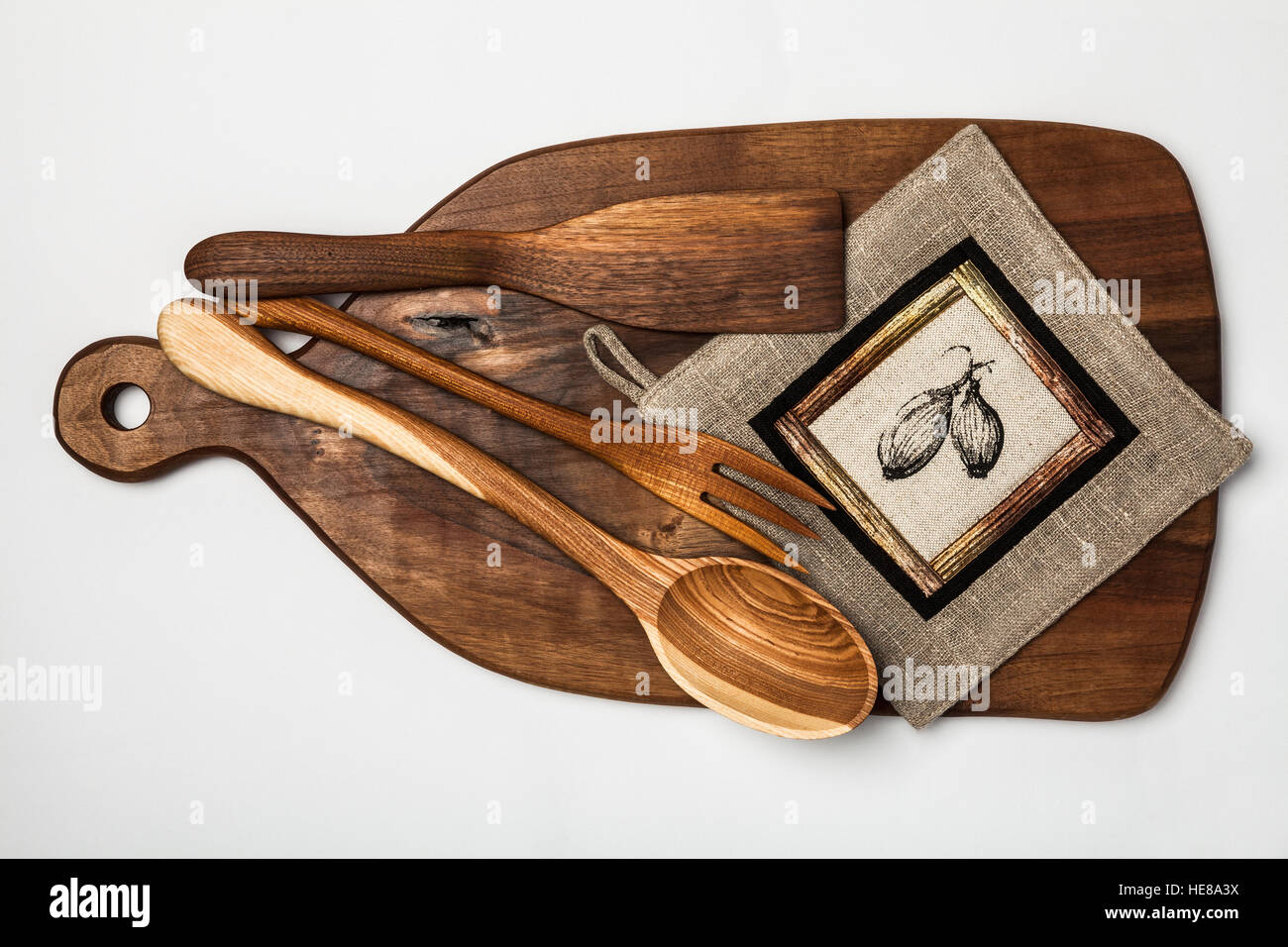 Attrezzature per la cucina - legno Tavolo da taglio,strumenti e biancheria patchwork potholder. Foto Stock