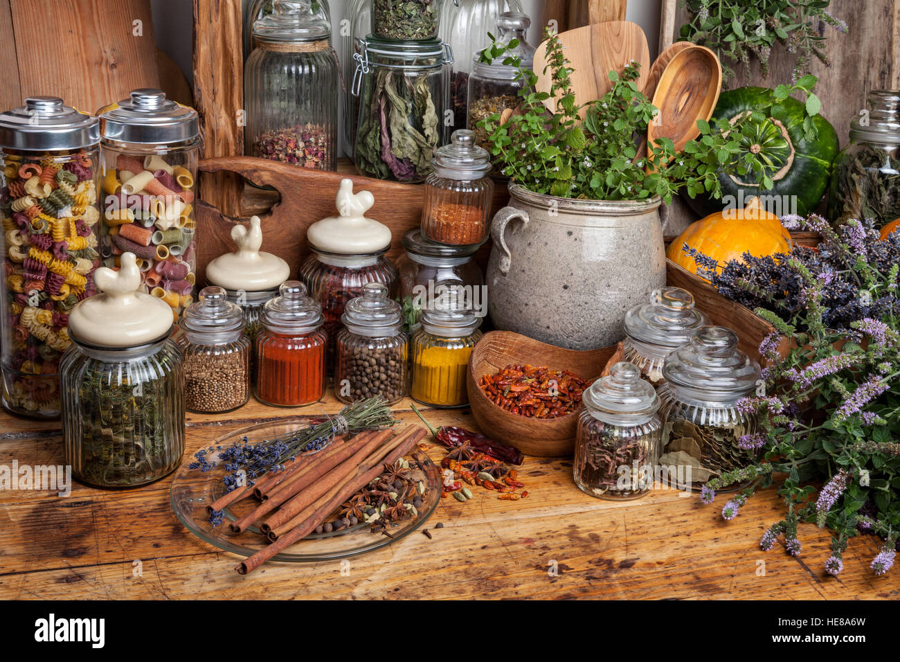 Le erbe aromatiche essiccate e le spezie Foto Stock