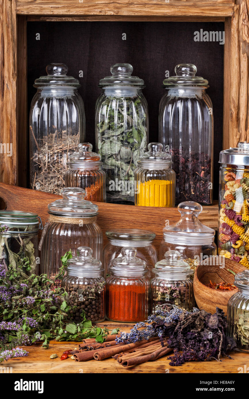 Le erbe aromatiche essiccate e le spezie Foto Stock