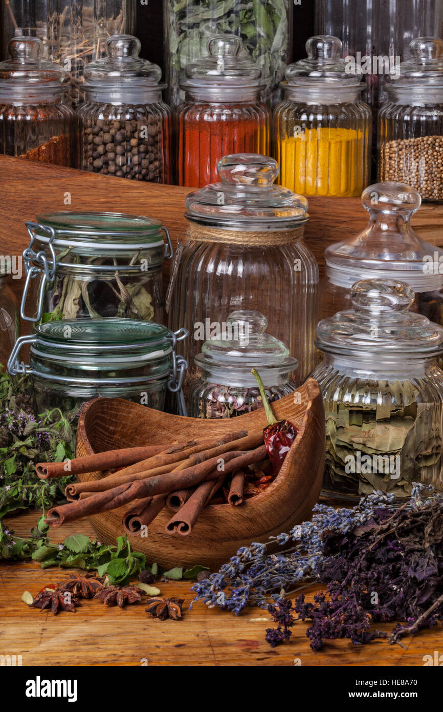 Le erbe aromatiche essiccate e le spezie Foto Stock