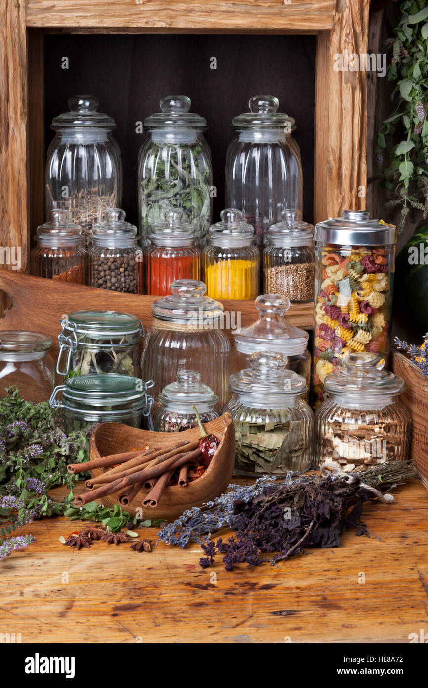 Le erbe aromatiche essiccate e le spezie Foto Stock