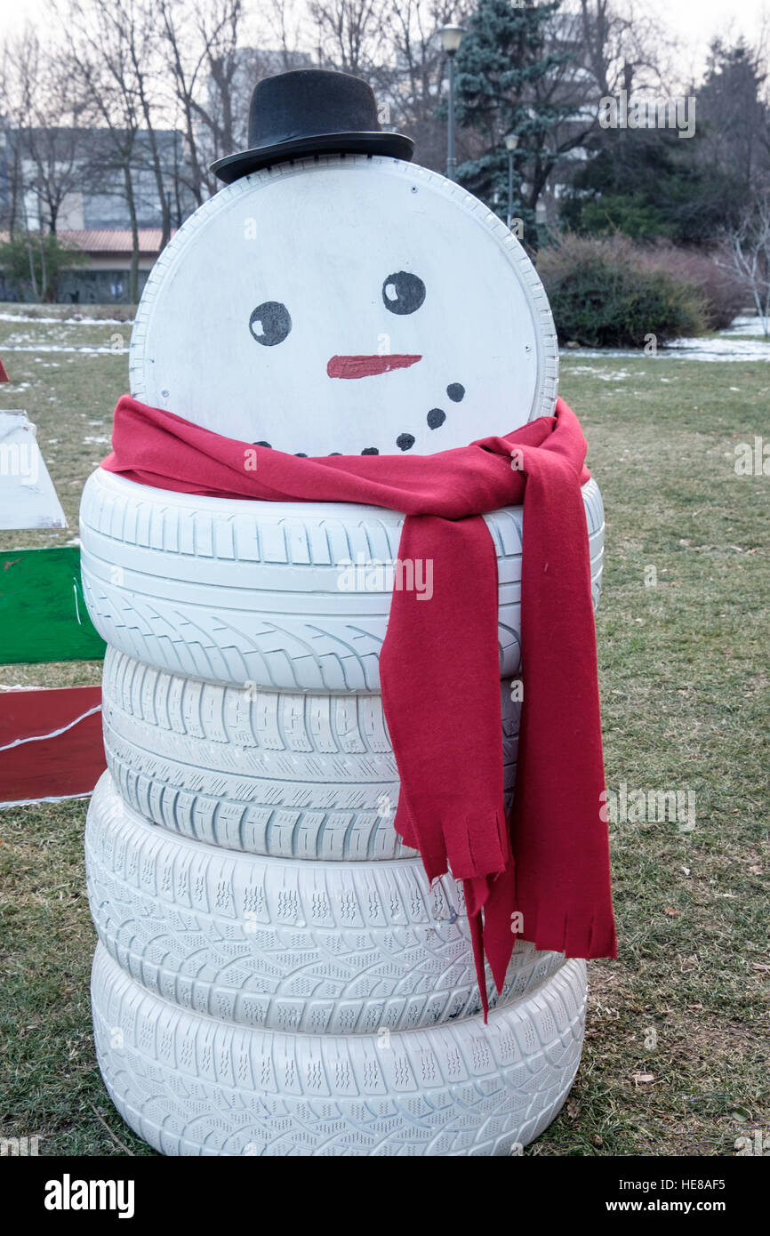 Pupazzo di neve realizzato da pneumatici Foto stock - Alamy