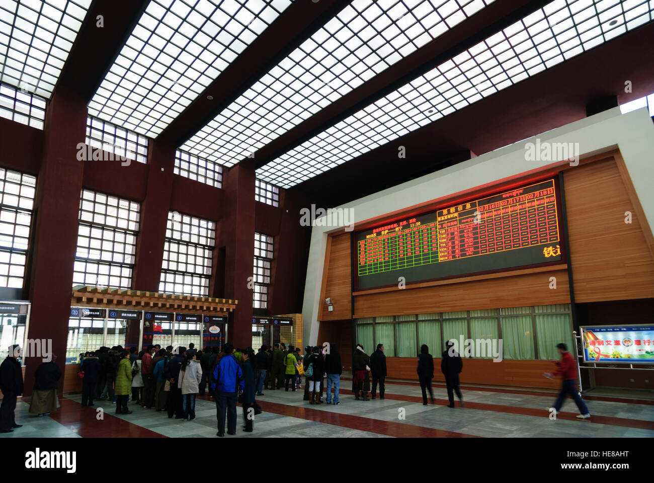 Lhasa: stazione ferroviaria; in attesa presso la biglietteria, Tibet, Cina Foto Stock