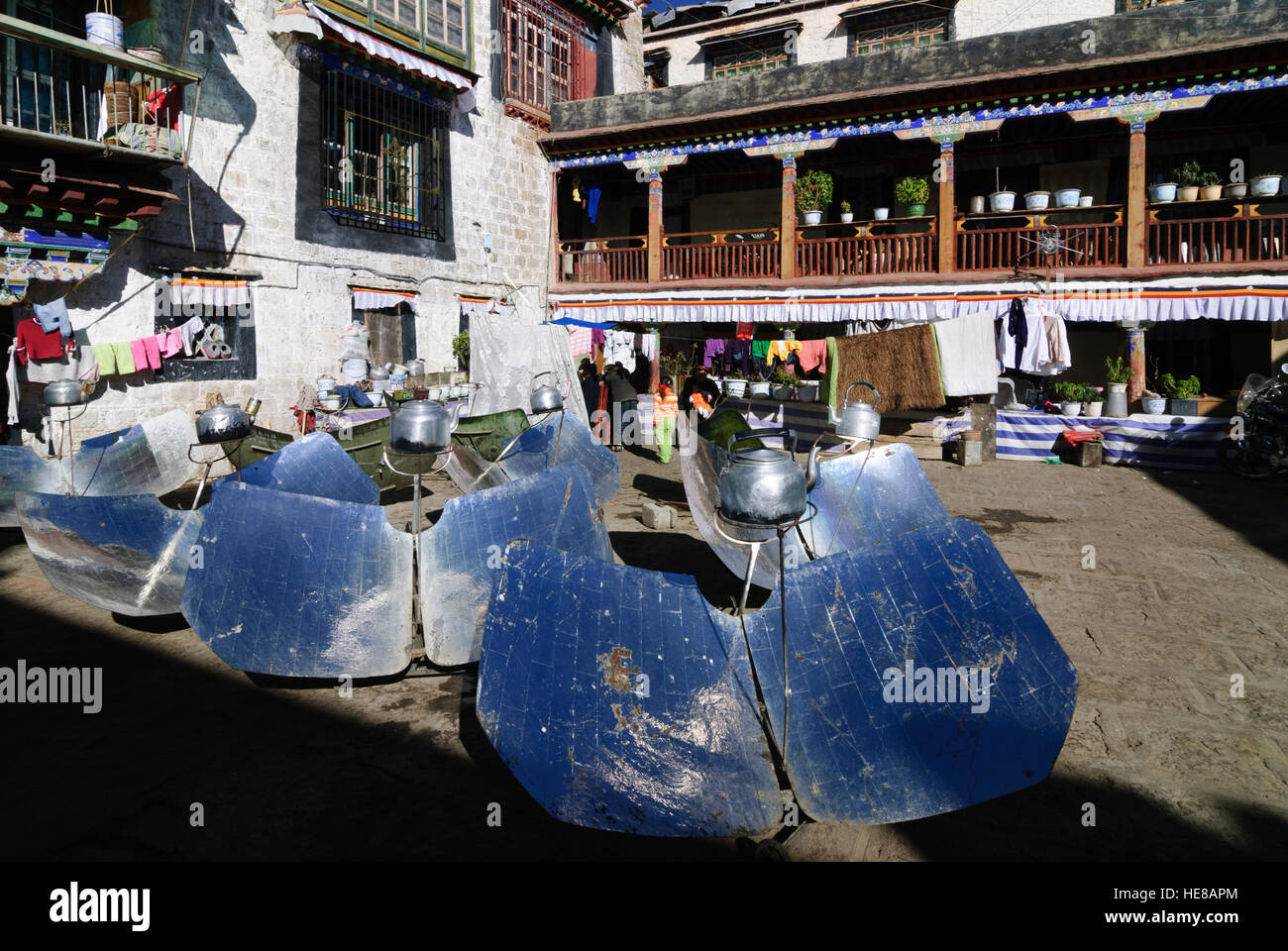 Lhasa: città vecchia; Cortile di una casa residenziale; fornello solare, Tibet, Cina Foto Stock