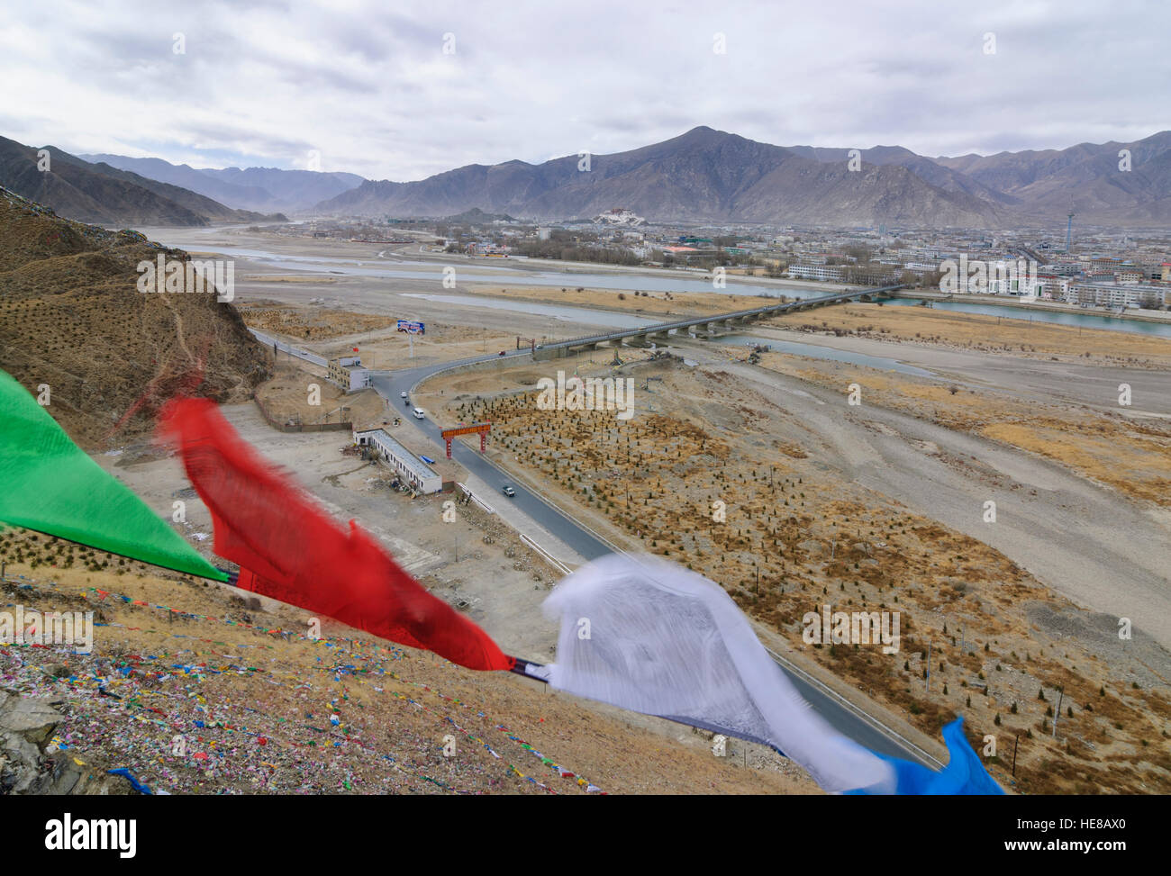 Lhasa: vista dal Bumpo Ri montagna al fiume Kyichu e il centro della città di Lhasa con il Potala, Tibet, Cina Foto Stock