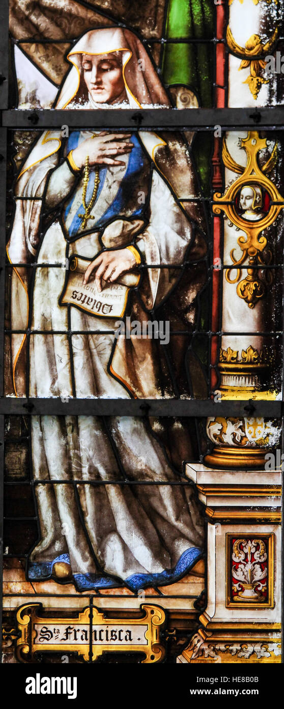 Vetrata raffigurante Francesca di Roma (Santa Francesca Romana,1384 -1440), un Italiano saint, mistico e Oblati Benedettini, nella Cattedrale Foto Stock