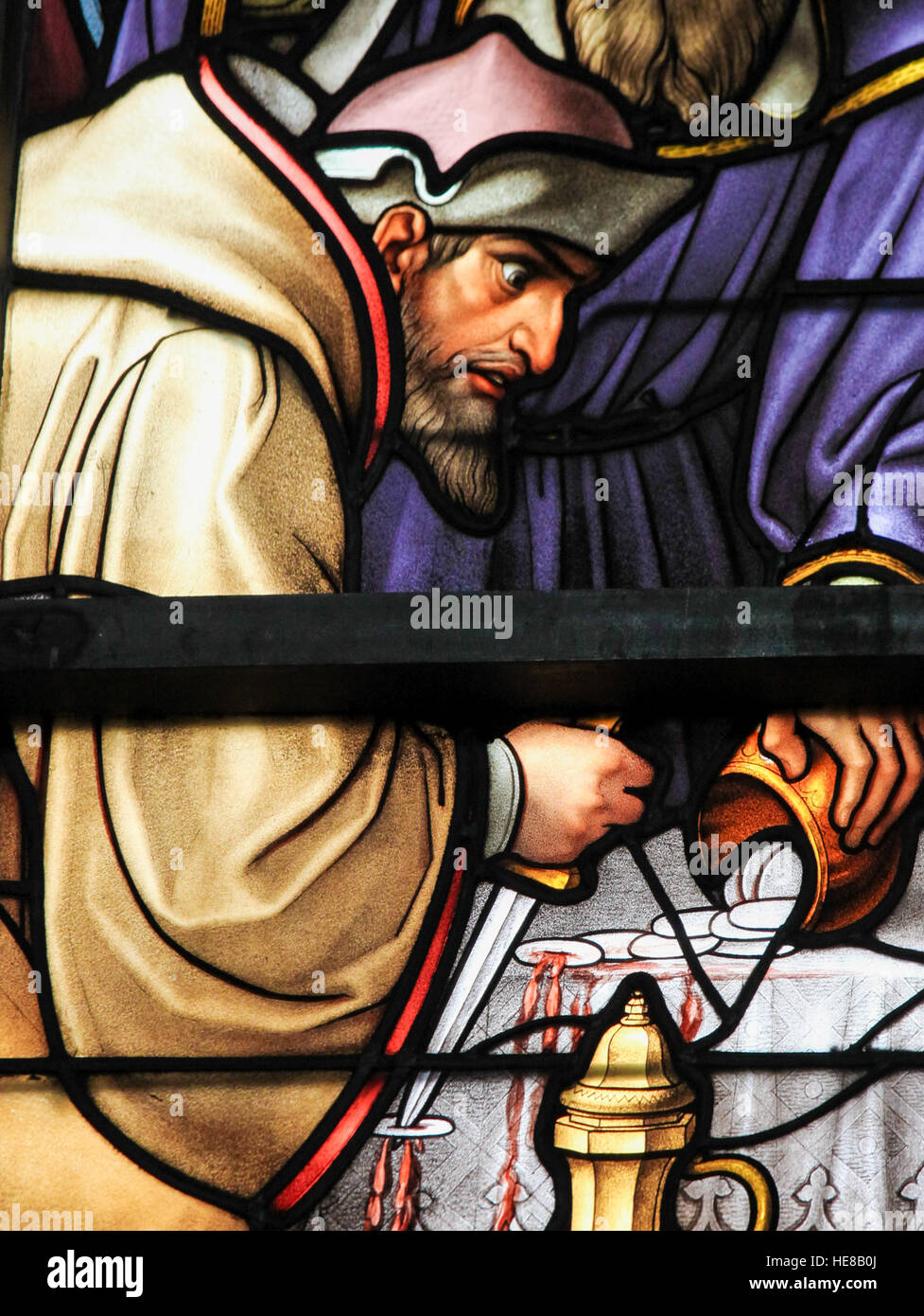 Vetrata raffigurante la leggenda locale di un ebreo dissacrante pane sacramentale, nella Cattedrale di Bruxelles, Belgio. Questo antisemitic leggenda date Foto Stock