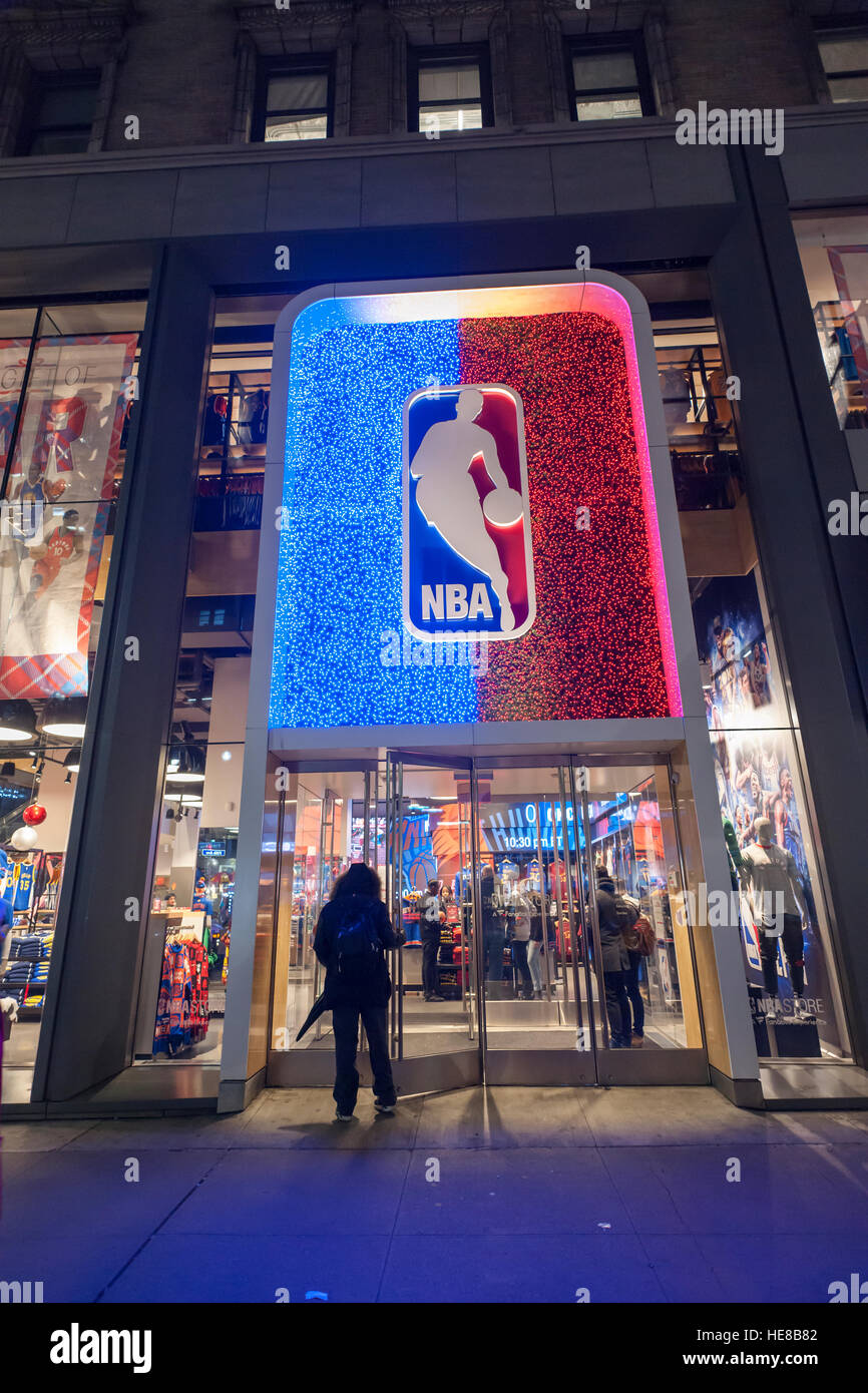 Display di Natale della NBA store sulla Fifth Avenue nel centro di Manhattan a New York Martedì, Dicembre 13, 2016. (© Richard B. Levine) Foto Stock